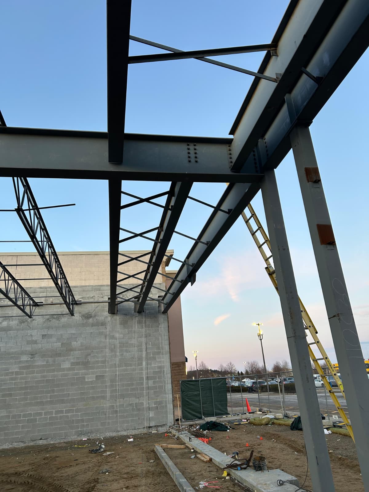 Bolted beam-to-column connection on a canopy steel frame